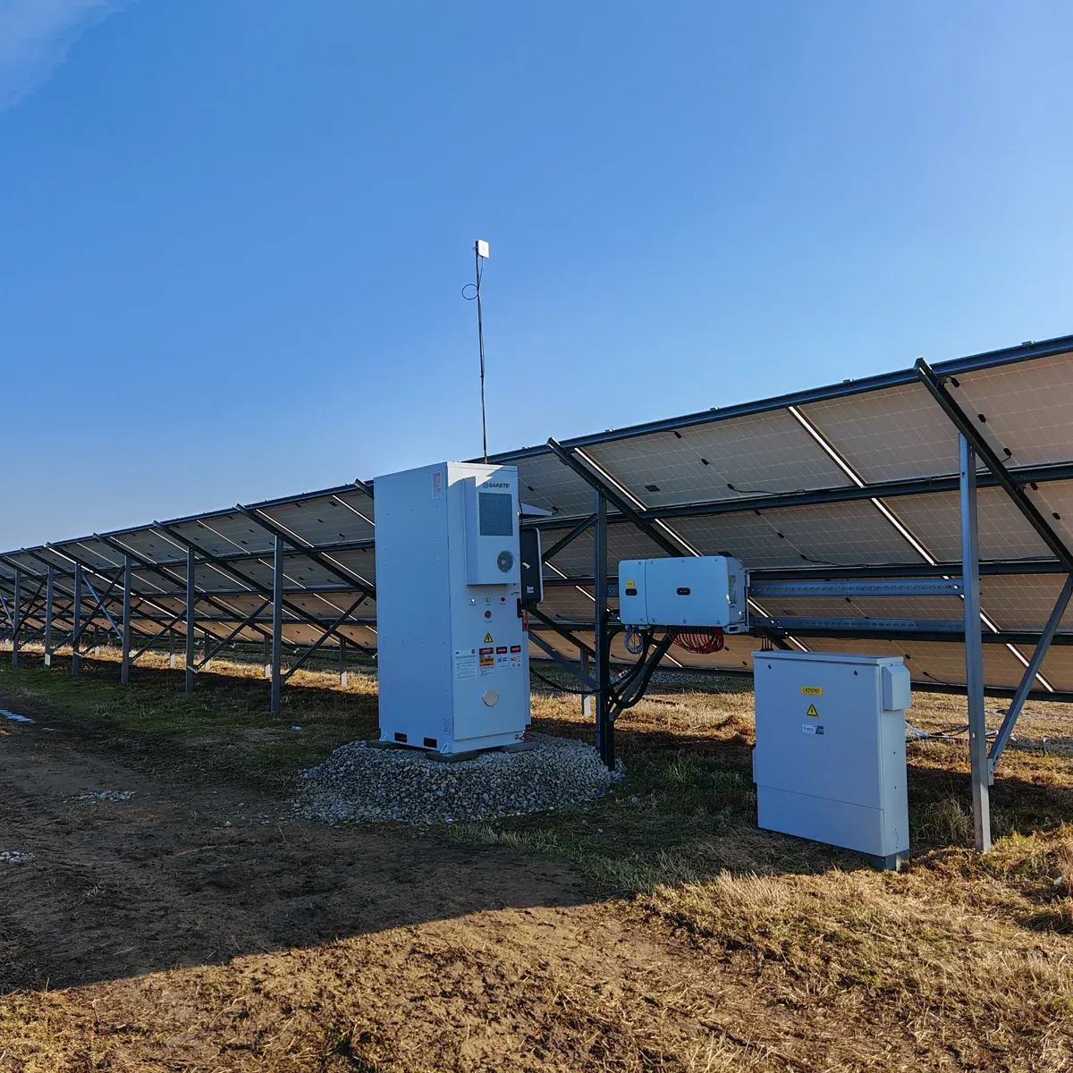 Ground-mounted PV with external hybrid inverter